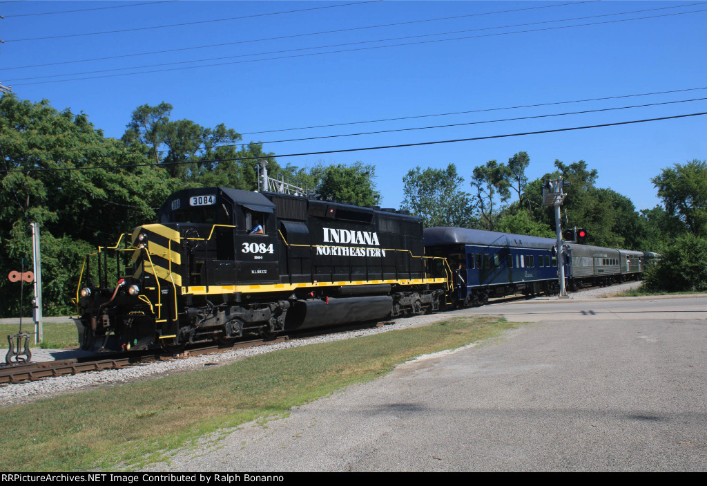INER SD40 3084 leads an excursion to Edon through town 
